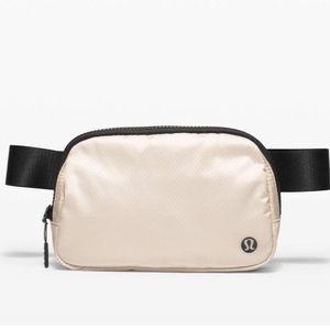 RARE LULU EVERYWHERE BELT BAG!